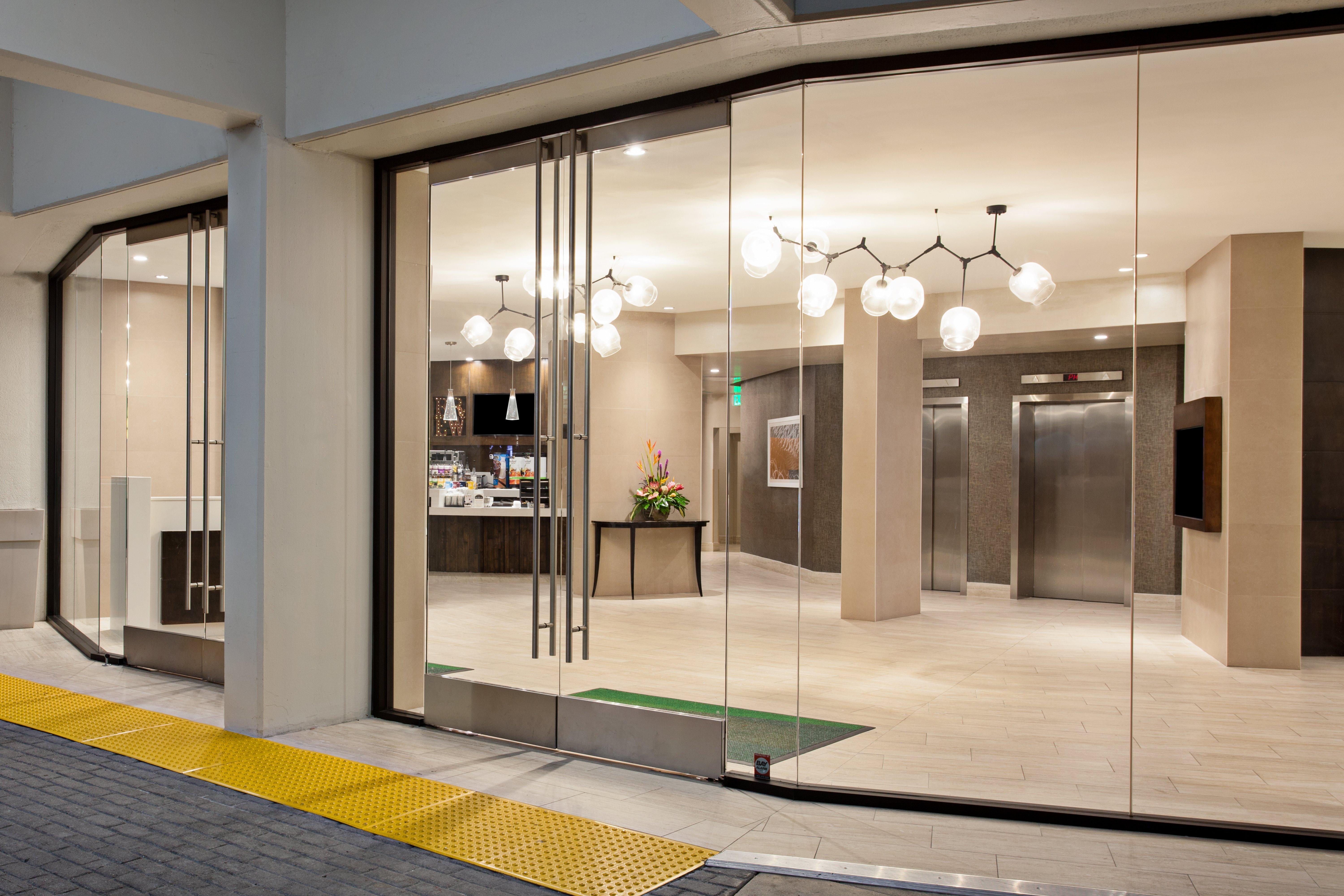 Holiday Inn Long Beach - Airport By Ihg Bagian luar foto