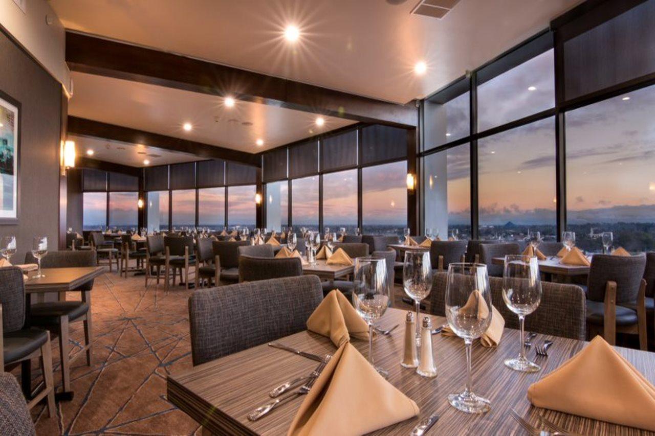 Holiday Inn Long Beach - Airport By Ihg Bagian luar foto