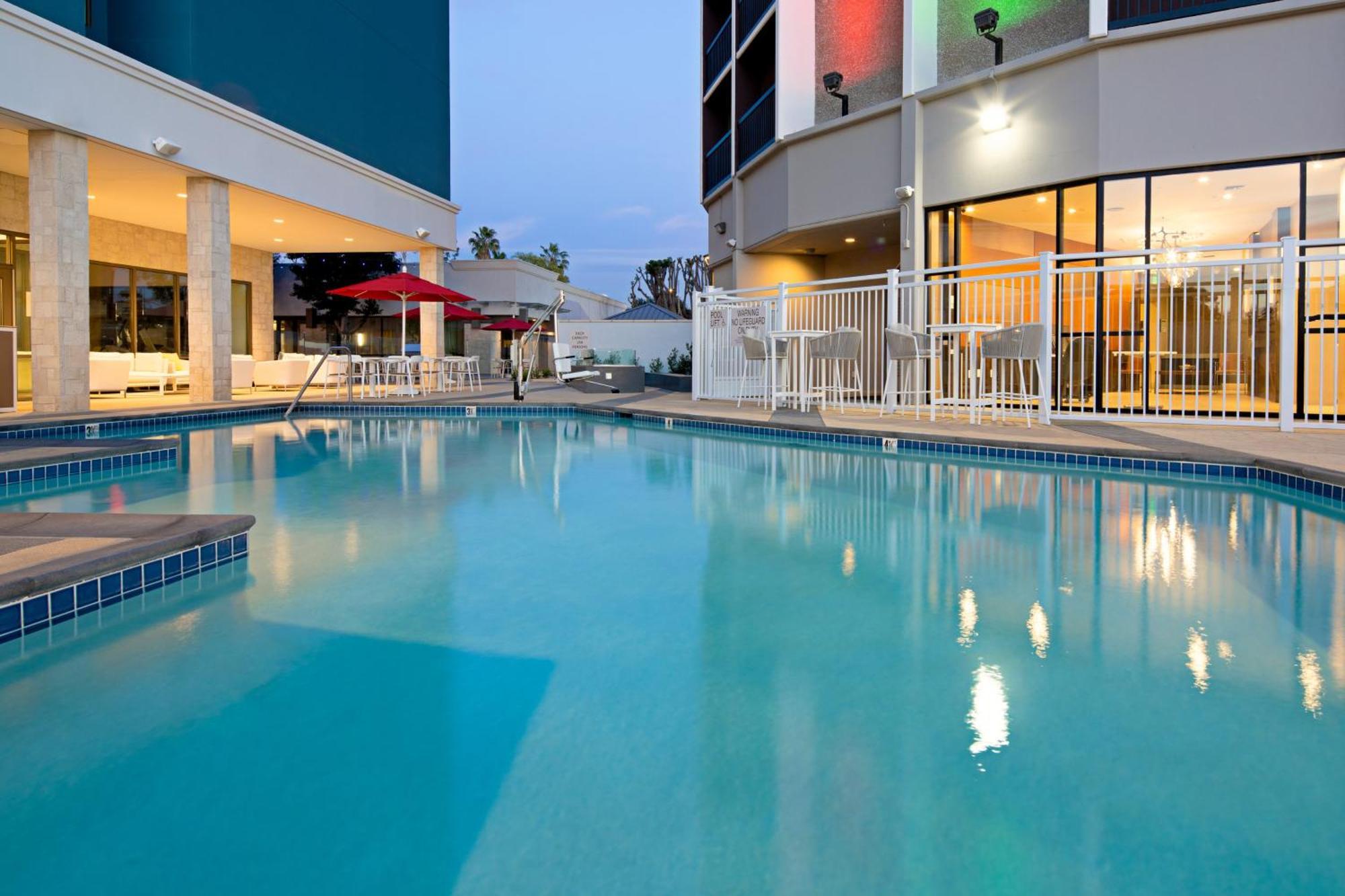 Holiday Inn Long Beach - Airport By Ihg Bagian luar foto